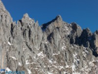 Vordere Karlspitze und ein Kletterer (Rot in der Scharte) (Kopftörlgrat?)