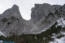 Steinerne Rinne. Links Predigtstuhl, rechts Fleischbank