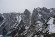 Steinerne Rinne. Rechts dvon die Kalspitzgruppe, links der Rinne die GoingerHalten Gruppe, noch weiter links der Mitterkaiser