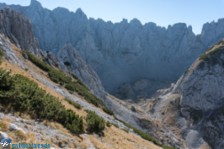 Fritz-Pflaum Hütte, hinten rechts das kleine Törl