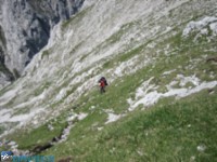 Aufstieg in steiler Grasflanke
