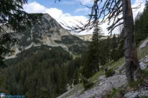 Der Weg unter dem Klaffen entlang zum Angerlboden. Hinten links P2008