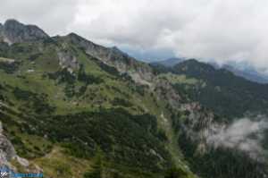 Soinwand, darunter die Soinalm, rechts unten der Gschwandtpfeiler (Klettergebiet)