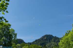 Viele Gleitschirmflieger